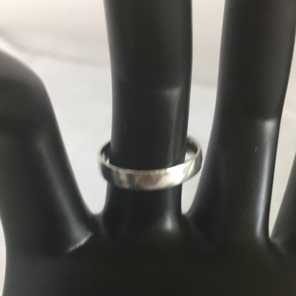 LARISA WOMEN’S SIZE 8 RING - Picture 3 of 3